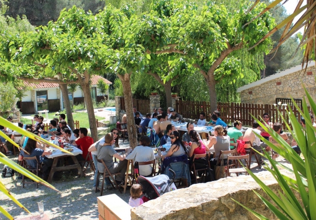 Comida familiar en el campo de paintball